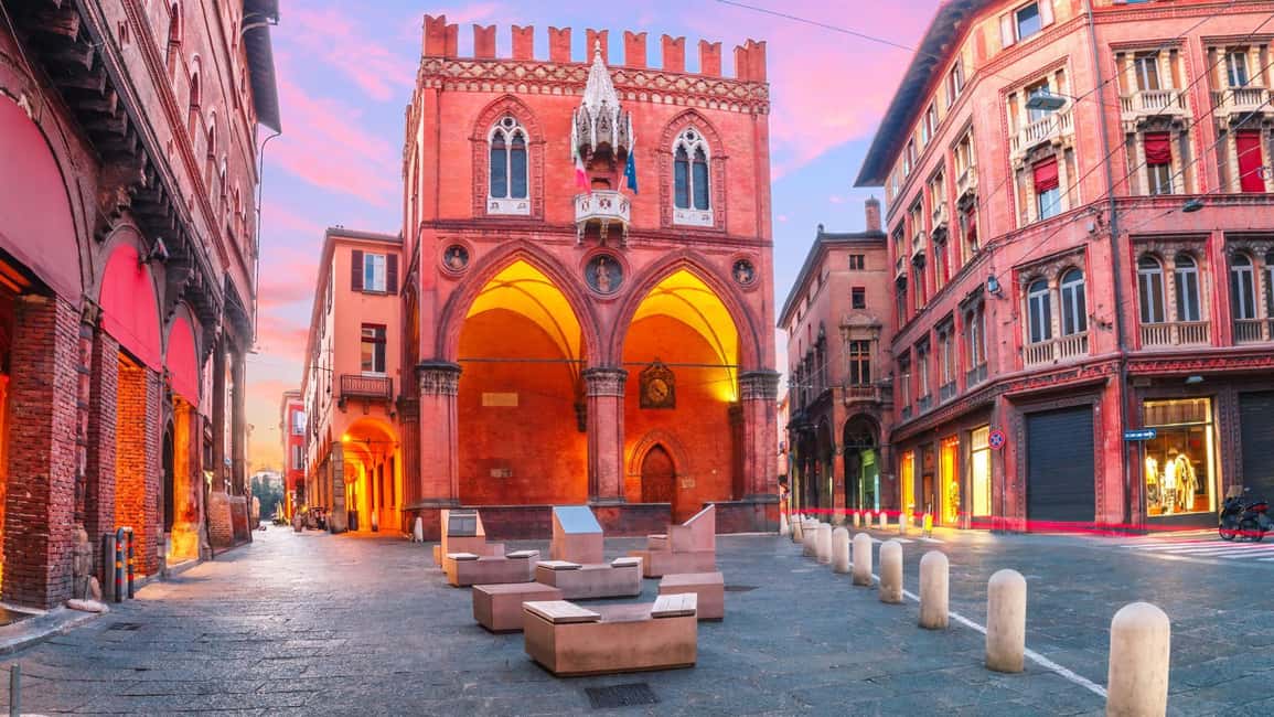Best of Bologna: Private Walking Tour with a Local - Piazza Maggiore: the smart place to begin