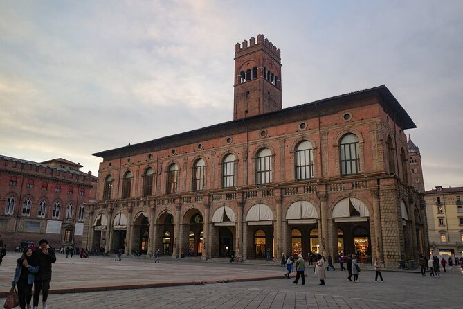 Bologna: City Walk with Audio Guide in 7 Languages on your Phone - App setup and the smartphone reality check