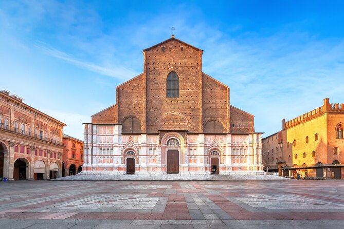 Bologna: City Walk with Audio Guide in 7 Languages on your Phone - Pace, pauses, and how to avoid feeling stuck in crowds