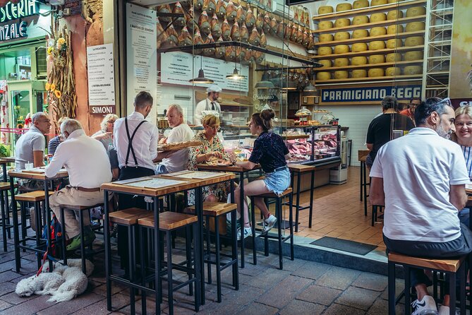 Bologna: Full meal Food Tour with Local Delights by Do Eat Better - Palazzo Sanuti–Bevilacqua degli Ariosti: cotoletta alla Bolognese