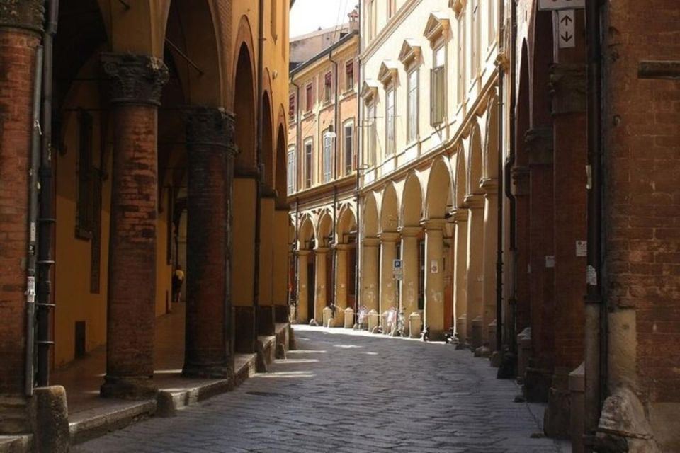 Bologna : Historic Center Walking Tour - Guide-led value: why the answers matter more than the landmarks