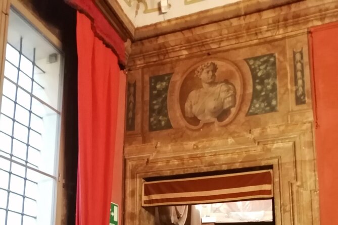 Bologna historical art walking tour with hidden gems and tastings - Quadrilatero: the medieval market maze and guild marks