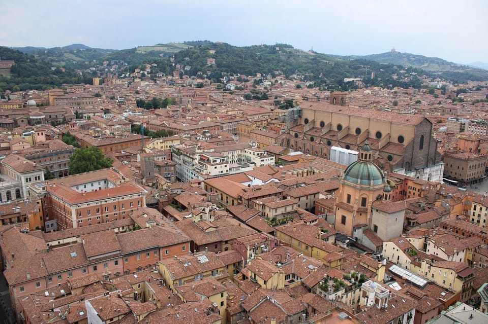 Bologna: Historical Highlights Walking Tour with Local Guide - Getting oriented at Piazza del Nettuno
