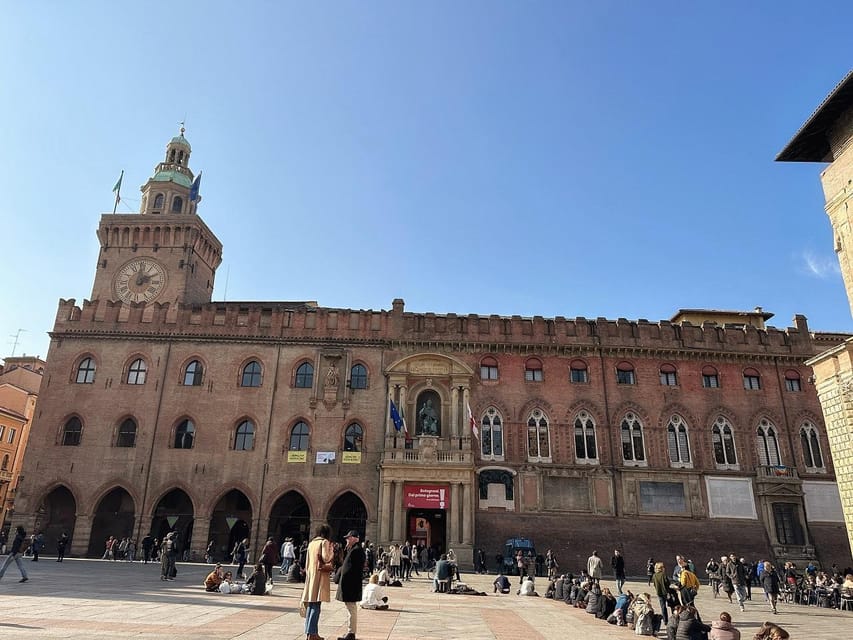 Bologna: Historical Highlights Walking Tour with Local Guide - The Two Towers (Le due Torri): medieval status from the outside