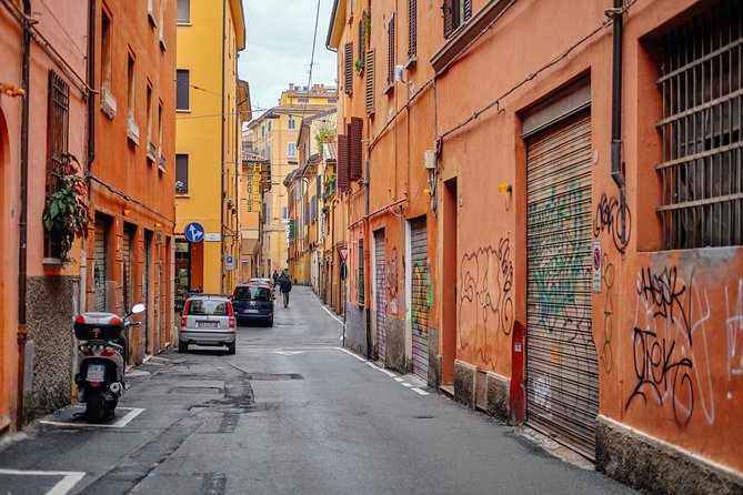 Bologna Private City Kickstart Tour - The Smart Way to Start: Piazza Santo Stefano First