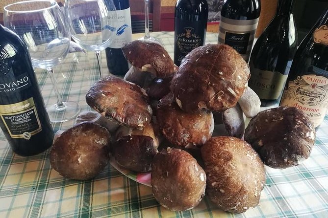 Bologna: the red medieval pearl and its delicious food (private tour) - Chiesa di San Giacomo Maggiore: frescoes that talk about food