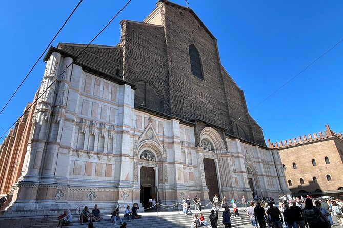 Bologna: Walking Food Tour and Highlights with a Local Guide - Vicolo Ranocchi: Street Bites and the Wine-and-Food Blend