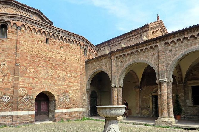 Classic Private Walking Tour Bologna - Entering Bologna through Piazza Maggiore and San Petronio