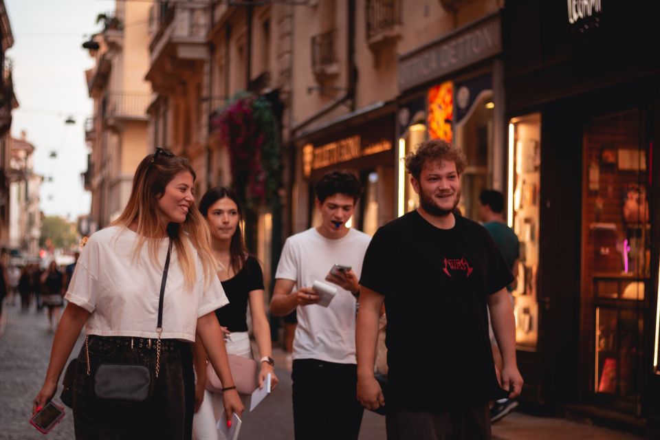 Fusion between treasure hunt and escape room in Bologna - How the smartphone game works (and what can go wrong)