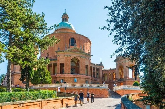 Porticoes of Bologna and Basilica San Luca Guided tour - Bologna from a different perspective: your 30 minutes of freedom