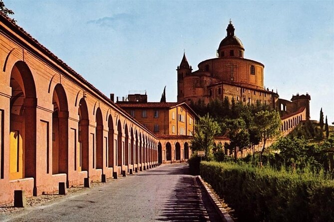 Porticoes of Bologna and Basilica San Luca Guided tour - Starting at Piazza del Nettuno: your anchor point