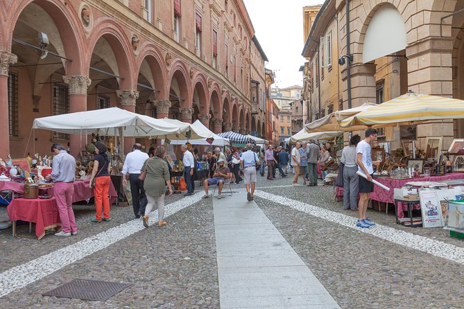 Private Local Tour Guide Bologna: Kickstart your Trip, 100% Personalized - Piazza Santo Stefano: coffee or ice-cold prosecco break