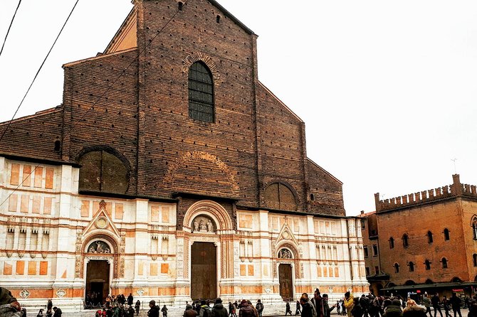Private or semi-private tour of the historic center of Bologna - Getting oriented fast: Piazza Maggiore without the map headache