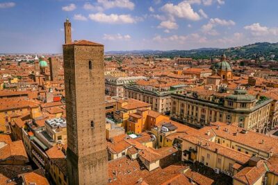 Private or semi-private tour of the historic center of Bologna - Palazzo Re Enzo: a municipal building with a prisoner backstory