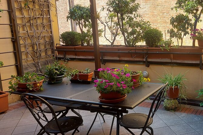 Traditional Bolognese Cooking Class in Bologna with Giovanna S - A downtown apartment class that feels like real Bologna