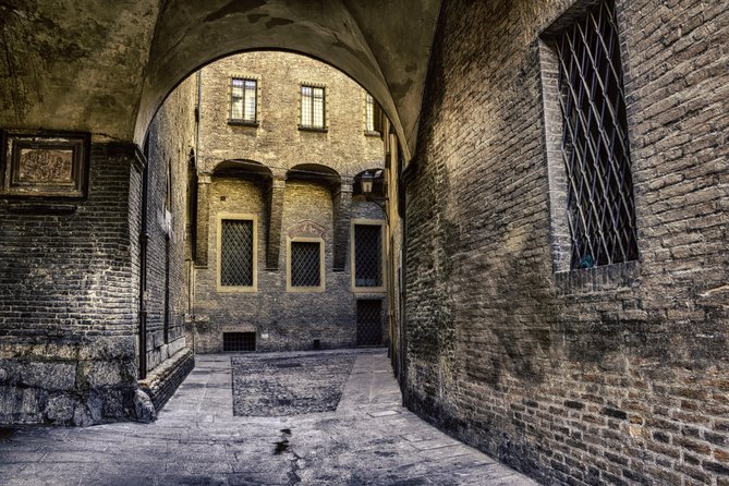 Walking tour unveiling Bologna - Piazza del Nettuno start: your bearings in Bologna