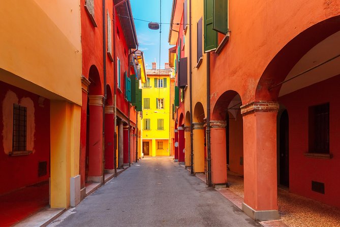 Walking tour unveiling Bologna - Corte Isolani porticoes: why Bologna looks the way it does