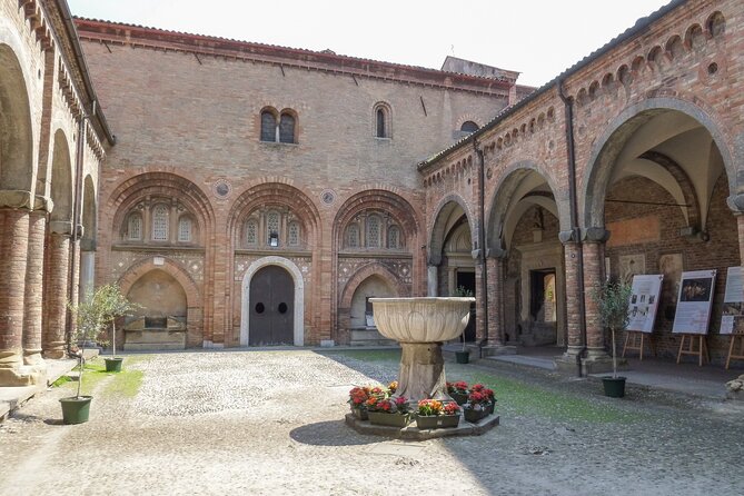 Walking tour unveiling Bologna - Via Borgonuovo street food: Romagna flavor in walking-tour form